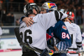 Sieht nach Abschied aus: Shakehands zwischen Andreas Eder (Thomas Sabo Ice Tigers) und Trevor Parkes (EHC Red Bull Muenchen) nach der Hauptrundenbegegnung der Deutschen Eishockey Liga zwischen dem EHC Red Bull München und den Thomas Sabo Ice Tigers am 15.11.2019.