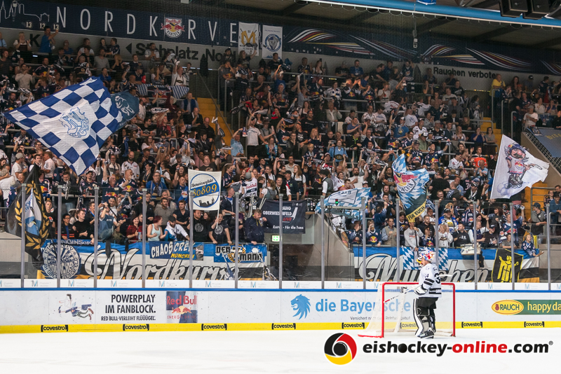 Die Münchner Nordkurve bejubelt den Treffer zum 3:1 durch Philip Gogulla (EHC Red Bull Muenchen) in der Hauptrundenbegegnung der Deutschen Eishockey Liga zwischen dem EHC Red Bull München und den Thomas Sabo Ice tigers am 29.09.2019.