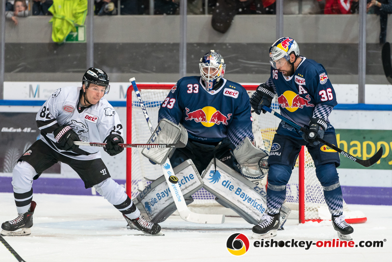 Danny aus den Birken (Torwart, EHC Red Bull Muenchen) und Yannic Seidenberg (EHC Red Bull Muenchen) verteidigen gegen Markus Lillich (Thomas Sabo Ice Tigers) in der Hauptrundenbegegnung der Deutschen Eishockey Liga zwischen dem EHC Red Bull München und den Thomas Sabo Ice tigers am 29.09.2019.
