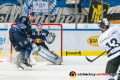 Keith Aulie (EHC Red Bull Muenchen) und Danny aus den Birken (Torwart, EHC Red Bull Muenchen) erwarten einen Schuss von Rylan Schwartz (Thomas Sabo Ice Tigers) in der Hauptrundenbegegnung der Deutschen Eishockey Liga zwischen dem EHC Red Bull München und den Thomas Sabo Ice tigers am 29.09.2019.