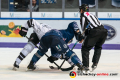 Linesman David Tschirner führt ein Bully aus zwischen Will Acton (Thomas Sabo Ice Tigers) und Mads Christensen (EHC Red Bull Muenchen) in der Hauptrundenbegegnung der Deutschen Eishockey Liga zwischen dem EHC Red Bull München und den Thomas Sabo Ice tigers am 29.09.2019.