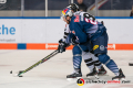 Bobby Sanguinetti (EHC Red Bull Muenchen) im Duell um den Puck mit Eugen Alanov (Thomas Sabo Ice Tigers)  in der Hauptrundenbegegnung der Deutschen Eishockey Liga zwischen dem EHC Red Bull München und den Thomas Sabo Ice tigers am 29.09.2019.