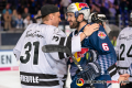 Shakehands zwischen Niklas Treutle (Torwart, Thomas Sabo Ice Tigers) und Daryl Boyle (EHC Red Bull Muenchen) nach der Hauptrundenbegegnung der Deutschen Eishockey Liga zwischen dem EHC Red Bull München und den Thomas Sabo Ice tigers am 29.09.2019.