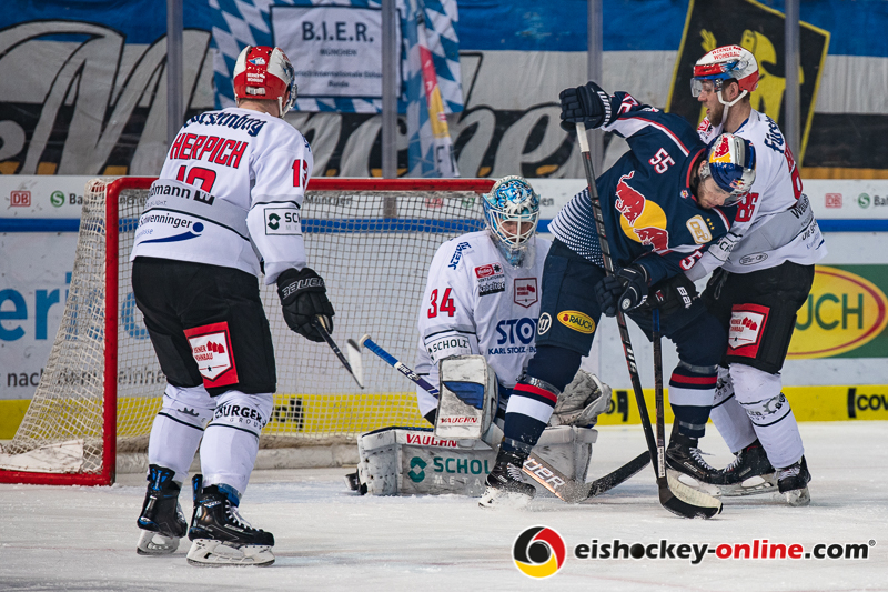 Kai Herpich (Schwenninger Wild Wings), Dustin Strahlmeier (Torwart, Schwenninger Wild Wings) und Dominic Bohac (Schwenninger Wild Wings) verteidigen gegen Ryan Button (EHC Red Bull Muenchen) in der Hauptrundenbegegnung der Deutschen Eishockey Liga zwischen dem EHC Red Bull München und den Schwenninger Wild Wings am 04.01.2019.