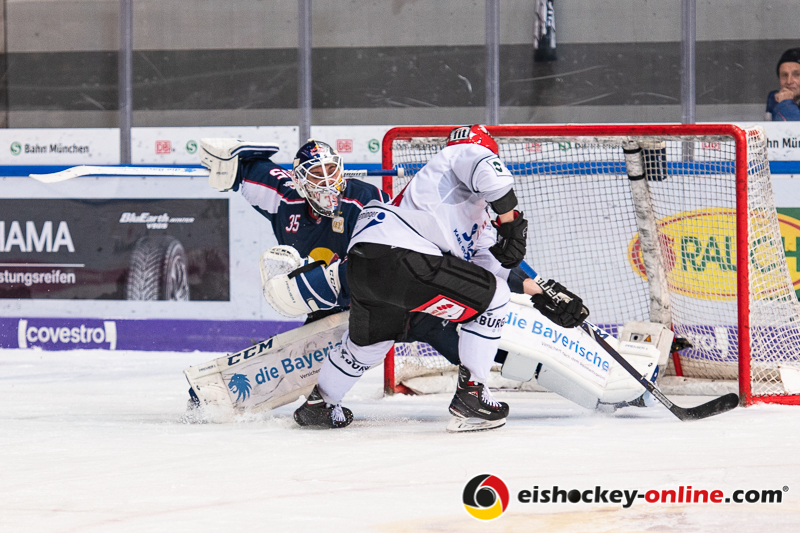 Anthony Rech (Schwenninger Wild Wings) beim Penalty Shootout gegen Kevin Reich (Torwart, EHC Red Bull Muenchen) in der Hauptrundenbegegnung der Deutschen Eishockey Liga zwischen dem EHC Red Bull München und den Schwenninger Wild Wings am 04.01.2019.
