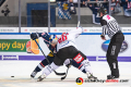 Mark Voakes (EHC Red Bull Muenchen) beim Bully mit Istvan Bartalis (Schwenninger Wild Wings) in der Hauptrundenbegegnung der Deutschen Eishockey Liga zwischen dem EHC Red Bull München und den Schwenninger Wild Wings am 04.01.2019.