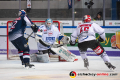 Yasin Ehliz (EHC Red Bull Muenchen) und Jussi Timonen (Schwenninger Wild Wings) vor dem Tor von Dustin Strahlmeier (Torwart, Schwenninger Wild Wings) in der Hauptrundenbegegnung der Deutschen Eishockey Liga zwischen dem EHC Red Bull München und den Schwenninger Wild Wings am 04.01.2019.