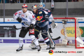 Trevor Parkes (EHC Red Bull Muenchen) zwischen Jussi Timonen (Schwenninger Wild Wings) und Dustin Strahlmeier (Torwart, Schwenninger Wild Wings) in der Hauptrundenbegegnung der Deutschen Eishockey Liga zwischen dem EHC Red Bull München und den Schwenninger Wild Wings am 04.01.2019.