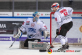 Dustin Strahlmeier (Torwart, Schwenninger Wild Wings) und Jussi Timonen (Schwenninger Wild Wings) in der Hauptrundenbegegnung der Deutschen Eishockey Liga zwischen dem EHC Red Bull München und den Schwenninger Wild Wings am 04.01.2019.