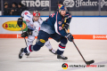 Anthony Rech (Schwenninger Wild Wings) verfolgt Andreas Eder (EHC Red Bull Muenchen) in der Hauptrundenbegegnung der Deutschen Eishockey Liga zwischen dem EHC Red Bull München und den Schwenninger Wild Wings am 04.01.2019.