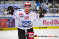 Rihards Bukarts (Schwenninger Wild Wings) wartet auf die Entscheidung durch den Videobeweis ob seines Treffers zum 1:1-Ausgleich in der Hauptrundenbegegnung der Deutschen Eishockey Liga zwischen dem EHC Red Bull München und den Schwenninger Wild Wings am 04.01.2019.