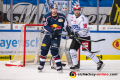 Matt Stajan (EHC Red Bull Muenchen) und Dominic Bohac (Schwenninger Wild Wings) vor dem Tor von Dustin Strahlmeier (Torwart, Schwenninger Wild Wings) in der Hauptrundenbegegnung der Deutschen Eishockey Liga zwischen dem EHC Red Bull München und den Schwenninger Wild Wings am 04.01.2019.