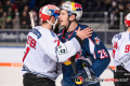 Dominik Bittner (Schwenninger Wild Wings) und Frank Mauer (EHC Red Bull Muenchen) beim Shakehands in der Hauptrundenbegegnung der Deutschen Eishockey Liga zwischen dem EHC Red Bull München und den Schwenninger Wild Wings am 04.01.2019.