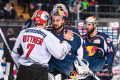 Dominik Bittner (Schwenninger Wild Wings) und Kevin Reich (Torwart, EHC Red Bull Muenchen) beim Shakehands in der Hauptrundenbegegnung der Deutschen Eishockey Liga zwischen dem EHC Red Bull München und den Schwenninger Wild Wings am 04.01.2019.