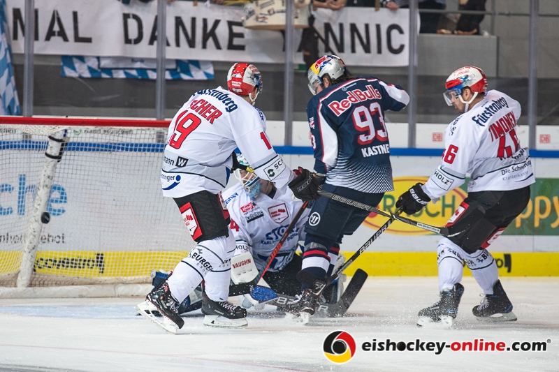Maximilian Kastner (EHC Red Bull Muenchen) verpasst gegen Mirko Sacher (Schwenninger Wild Wings) und Jussi Timonen (Schwenninger Wild Wings) in der Hauptrundenbegegnung der Deutschen Eishockey Liga zwischen dem EHC Red Bull München und den Schwenninger Wild Wings am 18.10.2018.