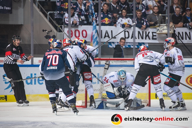 Viel los vor dem Tor von Dustin Strahlmeier (Torwart, Schwenninger Wild Wings) in der Hauptrundenbegegnung der Deutschen Eishockey Liga zwischen dem EHC Red Bull München und den Schwenninger Wild Wings am 18.10.2018.