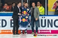 Manager Christian Winkler (EHC Red Bull Muenchen) und Nationaltrainer Marco Sturm ehren Yannic Seidenberg (EHC Red Bull Muenchen) fuer sein 900. DEL Spiel in der Hauptrundenbegegnung der Deutschen Eishockey Liga zwischen dem EHC Red Bull Muenchen und den Schwenninger Wild Wings am 18.10.2018.
Foto: Heike Feiner/Eibner Pressefoto