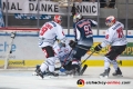 Maximilian Kastner (EHC Red Bull Muenchen) verpasst gegen Mirko Sacher (Schwenninger Wild Wings) und Jussi Timonen (Schwenninger Wild Wings) in der Hauptrundenbegegnung der Deutschen Eishockey Liga zwischen dem EHC Red Bull München und den Schwenninger Wild Wings am 18.10.2018.