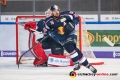 Yannic Seidenberg (EHC Red Bull Muenchen) vor Danny aus den Birken (Torwart, EHC Red Bull Muenchen) in der Hauptrundenbegegnung der Deutschen Eishockey Liga zwischen dem EHC Red Bull München und den Schwenninger Wild Wings am 18.10.2018.