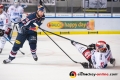 Andreas Eder (EHC Red Bull Muenchen) gegen Andree Hult (Schwenninger Wild Wings) in der Hauptrundenbegegnung der Deutschen Eishockey Liga zwischen dem EHC Red Bull München und den Schwenninger Wild Wings am 18.10.2018.