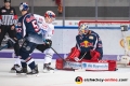 Ville Korhonen (Schwenninger Wild Wings) verpasst gegen Danny aus den Birken (Torwart, EHC Red Bull Muenchen) und Patrick Hager (EHC Red Bull Muenchen) in der Hauptrundenbegegnung der Deutschen Eishockey Liga zwischen dem EHC Red Bull München und den Schwenninger Wild Wings am 18.10.2018.