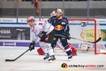 Rihards Bukarts (Schwenninger Wild Wings) vor Andrew Bodnarchuk (EHC Red Bull Muenchen) und Danny aus den Birken (Torwart, EHC Red Bull Muenchen) in der Hauptrundenbegegnung der Deutschen Eishockey Liga zwischen dem EHC Red Bull München und den Schwenninger Wild Wings am 18.10.2018.