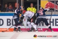 Kampf um den Puck von Andrew Bodnarchuk (EHC Red Bull Muenchen) und Justin Schuetz (EHC Red Bull Muenchen) mit Simon Danner (Schwenninger Wild Wings) in der Hauptrundenbegegnung der Deutschen Eishockey Liga zwischen dem EHC Red Bull München und den Schwenninger Wild Wings am 18.10.2018.