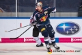 Tobias Eder (EHC Red Bull Muenchen) vor Andree Hult (Schwenninger Wild Wings) in der Hauptrundenbegegnung der Deutschen Eishockey Liga zwischen dem EHC Red Bull München und den Schwenninger Wild Wings am 18.10.2018.