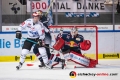 Istvan Bartalis (Schwenninger Wild Wings)  und Derek Joslin (EHC Red Bull Muenchen) vor dem Tor von Danny aus den Birken (Torwart, EHC Red Bull Muenchen) in der Hauptrundenbegegnung der Deutschen Eishockey Liga zwischen dem EHC Red Bull München und den Schwenninger Wild Wings am 18.10.2018.