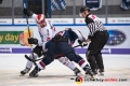 Bully zwischen Mirko Hoefflin (Schwenninger Wild Wings) und Mark Voakes (EHC Red Bull Muenchen) in der Hauptrundenbegegnung der Deutschen Eishockey Liga zwischen dem EHC Red Bull München und den Schwenninger Wild Wings am 18.10.2018.