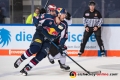 Konrad Abeltshauser (EHC Red Bull Muenchen) verfolgt von einem Gegenspieler in der Hauptrundenbegegnung der Deutschen Eishockey Liga zwischen dem EHC Red Bull München und den Schwenninger Wild Wings am 18.10.2018.
