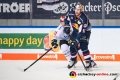 Konrad Abeltshauser (EHC Red Bull Muenchen) bedrängt von Ville Korhonen (Schwenninger Wild Wings) in der Hauptrundenbegegnung der Deutschen Eishockey Liga zwischen dem EHC Red Bull München und den Schwenninger Wild Wings am 18.10.2018.