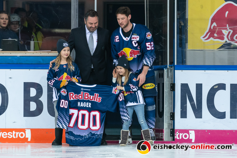 Patrick Hager (EHC Red Bull Muenchen) wird von seinen Toechtern und Manager Christian Winkler (EHC Red Bull Muenchen) zu seinem 700. Spiel geehrt  in der Hauptrundenbegegnung der Deutschen Eishockey Liga zwischen dem EHC Red Bull München und den Schwenninger Wild Wings am 22.11.2019.