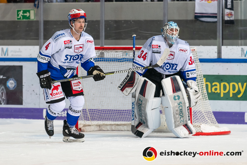Colby Robak (Schwenninger Wild Wings) vor dem Tor von Dustin Strahlmeier (Torwart, Schwenninger Wild Wings) in der Hauptrundenbegegnung der Deutschen Eishockey Liga zwischen dem EHC Red Bull München und den Schwenninger Wild Wings am 22.11.2019.