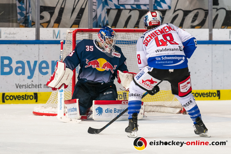 Cedric Schiemenz (Schwenninger Wild Wings) scheitert an Kevin Reich (Torwart, EHC Red Bull Muenchen) in der Hauptrundenbegegnung der Deutschen Eishockey Liga zwischen dem EHC Red Bull München und den Schwenninger Wild Wings am 22.11.2019.