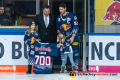 Patrick Hager (EHC Red Bull Muenchen) wird von seinen Toechtern und Manager Christian Winkler (EHC Red Bull Muenchen) zu seinem 700. Spiel geehrt  in der Hauptrundenbegegnung der Deutschen Eishockey Liga zwischen dem EHC Red Bull München und den Schwenninger Wild Wings am 22.11.2019.