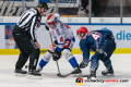 Linesman Joshua Roemer führt ein Bully aus zwischen Marcel Kurth (Schwenninger Wild Wings) und Mark Voakes (EHC Red Bull Muenchen) in der Hauptrundenbegegnung der Deutschen Eishockey Liga zwischen dem EHC Red Bull München und den Schwenninger Wild Wings am 22.11.2019.