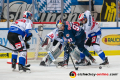 Benedikt Brueckner (Schwenninger Wild Wings), Dustin Strahlmeier (Torwart, Schwenninger Wild Wings) und Kyle Sonnenburg (Schwenninger Wild Wings) verteidigen gegen Maximilian Kastner (EHC Red Bull Muenchen) in der Hauptrundenbegegnung der Deutschen Eishockey Liga zwischen dem EHC Red Bull München und den Schwenninger Wild Wings am 22.11.2019.