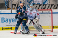 Patrick Hager (EHC Red Bull Muenchen) vor Dustin Strahlmeier (Torwart, Schwenninger Wild Wings) in der Hauptrundenbegegnung der Deutschen Eishockey Liga zwischen dem EHC Red Bull München und den Schwenninger Wild Wings am 22.11.2019.