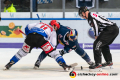 Linesman Joshua Roemer führt ein Bully aus zwischen Patrick Cannone (Schwenninger Wild Wings) und Patrick Hager (EHC Red Bull Muenchen) in der Hauptrundenbegegnung der Deutschen Eishockey Liga zwischen dem EHC Red Bull München und den Schwenninger Wild Wings am 22.11.2019.