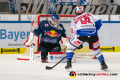 Cedric Schiemenz (Schwenninger Wild Wings) scheitert an Kevin Reich (Torwart, EHC Red Bull Muenchen) in der Hauptrundenbegegnung der Deutschen Eishockey Liga zwischen dem EHC Red Bull München und den Schwenninger Wild Wings am 22.11.2019.