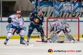 Jordan Caron (Schwenninger Wild Wings) und Dustin Strahlmeier (Torwart, Schwenninger Wild Wings) gegen Justin Schuetz (EHC Red Bull Muenchen) in der Hauptrundenbegegnung der Deutschen Eishockey Liga zwischen dem EHC Red Bull München und den Schwenninger Wild Wings am 22.11.2019.