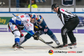 Linesman Jakub Klima  führt ein Bully aus zwischen Maximilian Hadraschek (Schwenninger Wild Wings) und Maximilian Kastner (EHC Red Bull Muenchen) in der Hauptrundenbegegnung der Deutschen Eishockey Liga zwischen dem EHC Red Bull München und den Schwenninger Wild Wings am 22.11.2019.