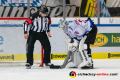 Hauptschiedsrichter Sirko Hunnius stellt Dustin Strahlmeier (Torwart, Schwenninger Wild Wings) auf das bevorstehende Penalty-Shootout ein in der Hauptrundenbegegnung der Deutschen Eishockey Liga zwischen dem EHC Red Bull München und den Schwenninger Wild Wings am 22.11.2019.