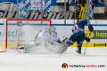 Chris Bourque (EHC Red Bull Muenchen) scheitert beim Penalty-Shootout an Dustin Strahlmeier (Torwart, Schwenninger Wild Wings) in der Hauptrundenbegegnung der Deutschen Eishockey Liga zwischen dem EHC Red Bull München und den Schwenninger Wild Wings am 22.11.2019.