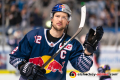 Patrick Hager (EHC Red Bull Muenchen) mit dem Dank an die Fans nach der Hauptrundenbegegnung der Deutschen Eishockey Liga zwischen dem EHC Red Bull München und den Schwenninger Wild Wings am 22.11.2019.