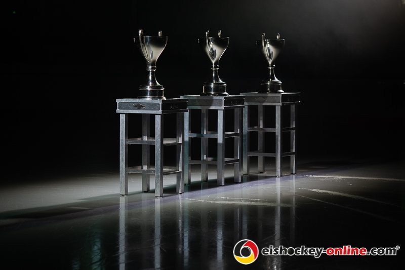 Die Praesentation der drei Muenchner Meisterpokale der Jahre 2016, 2017 und 2018 vor Beginn der Hauptrundenbegegnung der Deutschen Eishockey Liga zwischen dem EHC Red Bull Muenchen und den Straubing Tigers am 16.09.2018.Foto: Heike Feiner/Eibner Pressefoto