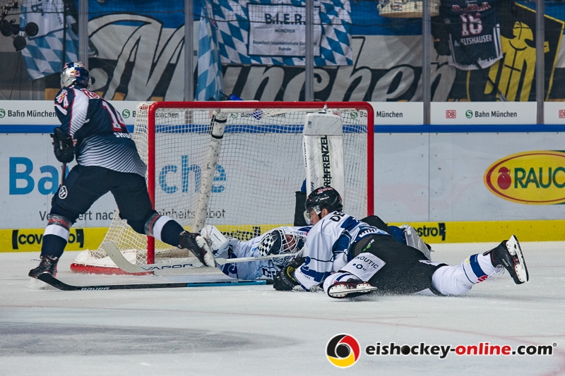 Sebastian Vogl (Torwart, Straubing Tigers) und Sven Ziegler (Straubing Tigers) verhindern einen Treffer durch Justin Shugg (EHC Red Bull Muenchen) in der Hauptrundenbegegnung der Deutschen Eishockey Liga zwischen dem EHC Red Bull München und den Straubing Tigers am 16.09.2018.