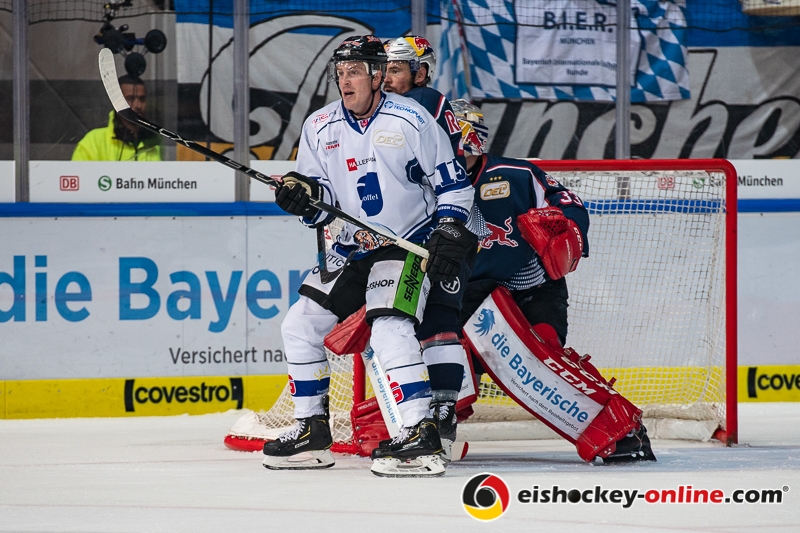 Yannic Seidenberg (EHC Red Bull Muenchen) undDanny aus den Birken (Torwart, EHC Red Bull Muenchen) verteidigen gegen Travis James Mulock (Straubing Tigers) in der Hauptrundenbegegnung der Deutschen Eishockey Liga zwischen dem EHC Red Bull München und den Straubing Tigers am 16.09.2018.