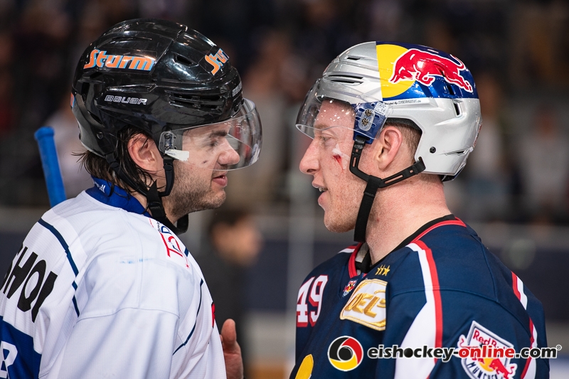 Marco Pfleger (Straubing Tigers) und Mark Voakes (EHC Red Bull Muenchen) beim Shakehands nach der Hauptrundenbegegnung der Deutschen Eishockey Liga zwischen dem EHC Red Bull München und den Straubing Tigers am 16.09.2018.